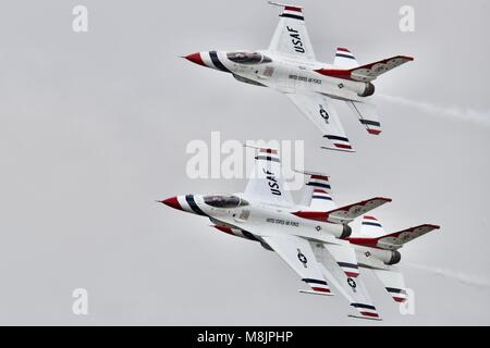 Les Thunderbirds de l'USAF F-16 Fighting Falcon volant à la Royal International Air Tattoo 2017 Banque D'Images