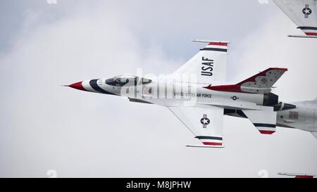 Les Thunderbirds de l'USAF F-16 Fighting Falcon volant à la Royal International Air Tattoo 2017 Banque D'Images