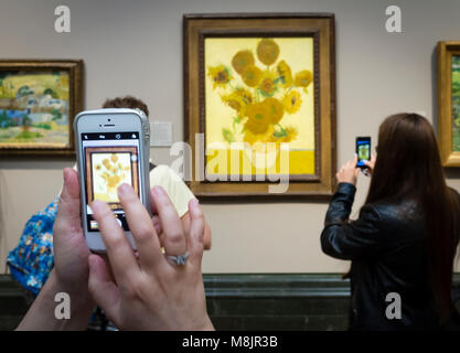 Londres, UK - 1 Sep 2017 : les visiteurs de la National Gallery de Londres sont à l'aide de leur smartphone pour prendre des photos de Vincent van Gogh peinture à l'huile "unflowers', l'une des plus célèbres pièces du musée. Banque D'Images