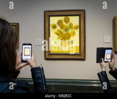 Londres, UK - 1 Sep 2017 : les visiteurs de la National Gallery de Londres sont à l'aide de leur smartphone pour prendre des photos de Vincent van Gogh peinture à l'huile "unflowers', l'une des plus célèbres pièces du musée. Banque D'Images