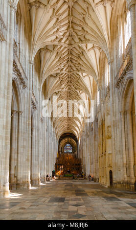 WINCHESTER, Royaume-Uni - juin 8, 2013 : nef à l'Est, vers le chœur de la cathédrale de Winchester, L'une des plus grandes cathédrales d'Europe Banque D'Images