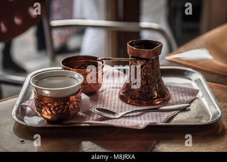 Pot de café bosniaque, également connu sous le nom Dzezva, prise dans un café de Sarajevo. Un Dzezva ou cezve est un pot spécialement conçu pour faire du café turc ou bosniaque Banque D'Images