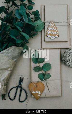 Christmas avec du papier ordinaire et gingerbread cookies de sucre glace sur eux Banque D'Images