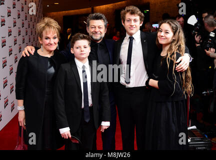 Andy Serkis et Lorraine Ashbourne avec leurs enfants Sonny Serkis, Ruby Serkis et Louis George Serkis assistant à la télévision Rakuten des Empire Awards 2018 au Roundhouse de Londres. Banque D'Images