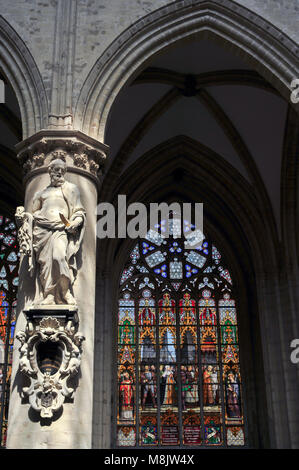 Des statues de 12 apôtres dans Co-Cathedrale gothique Brabant collégiale des Ss Michel et Gudule / Collegiale Sint Michiels en Sint Goedele co kathedraal Banque D'Images