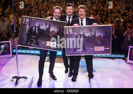 L-R : Alfie Boe, Rick Astley, Michael Ball. Rick Astley présente Michael Ball et Alfie Boe avec un disque d'or en direct sur scène lors de leur performance à l'Eventim Apollo, Hammersmith. Michael Ball et Alfie Boe "ensemble" l'album est disque d'or en seulement 15 jours. Banque D'Images