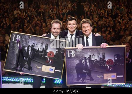 L-R : Alfie Boe, Rick Astley, Michael Ball. Rick Astley présente Michael Ball et Alfie Boe avec un disque d'or en direct sur scène lors de leur performance à l'Eventim Apollo, Hammersmith. Michael Ball et Alfie Boe "ensemble" l'album est disque d'or en seulement 15 jours. Banque D'Images