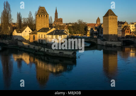 Paysage urbain de la vieille ville médiévale de Strasbourg avec la cathédrale Notre-Dame en arrière-plan, la France. Banque D'Images