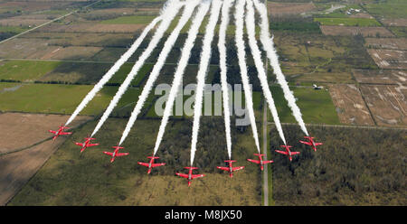 Les flèches rouges (RAF Aerobatic Team) qui a décollé de l'Ontario, Canada Banque D'Images