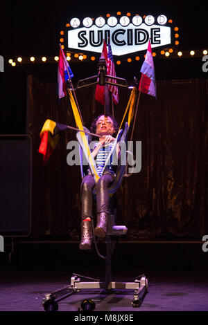 Londres, Royaume-Uni. 18 janvier 2017. Sur la photo : Liz Carr. Un militant handicapé, acteur et humoriste Liz Carr, bien connu pour son rôle de médecin légiste Clarissa Mullery dans BBC TV's Silent Witness, a choisi le monde spectaculaire de la comédie musicale comme l'endroit à visiter le complexe et controversée de l'aide au suicide dans son nouveau spectacle l'aide au suicide : la comédie musicale. Le spectacle revient à la Royal Festival Hall le mercredi 18 janvier pour lancer une année de tournées nationales et internationales. Cast : Isaac Bernier-Doyle, Liz Carr, Gillian Dean, David James, Stéphanie James, Claire Willoughby. Assis Banque D'Images