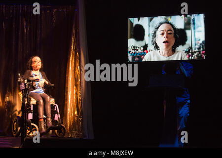 Londres, Royaume-Uni. 18 janvier 2017. Sur la photo : Liz Carr. Un militant handicapé, acteur et humoriste Liz Carr, bien connu pour son rôle de médecin légiste Clarissa Mullery dans BBC TV's Silent Witness, a choisi le monde spectaculaire de la comédie musicale comme l'endroit à visiter le complexe et controversée de l'aide au suicide dans son nouveau spectacle l'aide au suicide : la comédie musicale. Le spectacle revient à la Royal Festival Hall le mercredi 18 janvier pour lancer une année de tournées nationales et internationales. Cast : Isaac Bernier-Doyle, Liz Carr, Gillian Dean, David James, Stéphanie James, Claire Willoughby. Assis Banque D'Images