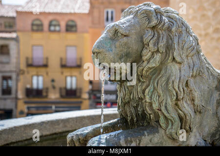 Fontaine en bronze avec lion forme, ville de Ségovie, célèbre pour son aqueduc romain, en Espagne Banque D'Images