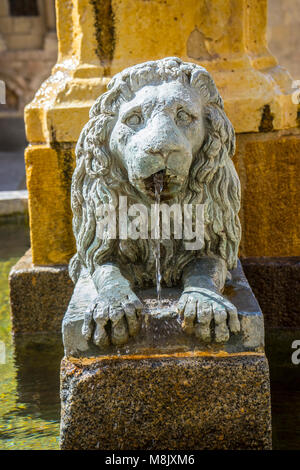 Fontaine en bronze avec lion forme, ville de Ségovie, célèbre pour son aqueduc romain, en Espagne Banque D'Images