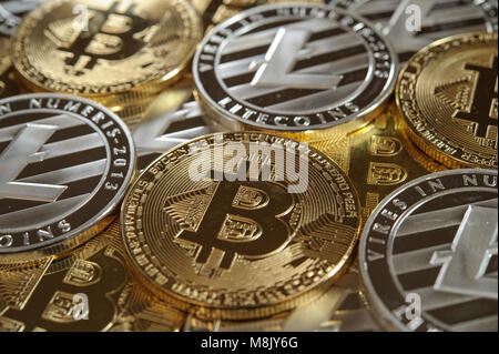 Mélange de bitcoin litecoin golden et silver coins Banque D'Images