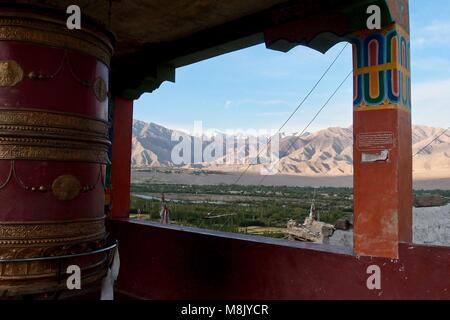 Vue depuis le monastère de Thiksey au Ladakh, Inde du nord avec de grandes roues de prière Banque D'Images