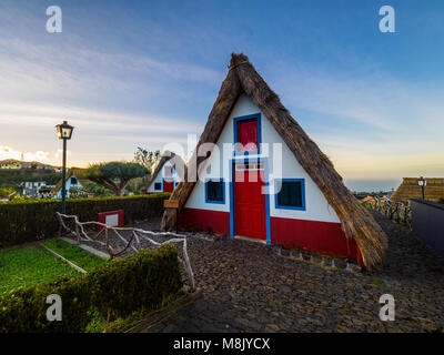 Maisons traditionnelles en typique de Madère, Madère Santana Banque D'Images