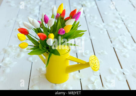 Bouquet de tulipes en fleurs arrosoir jaune Banque D'Images