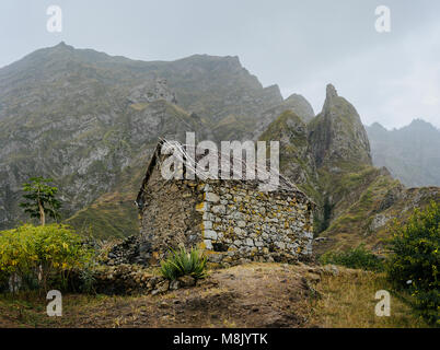 Entrepôt local ruiné niché dans un paysage incroyable avec des rochers abrupts des montagnes et pics verticaux. Trekkingtrail sur Santo Antao Cape Verde Banque D'Images