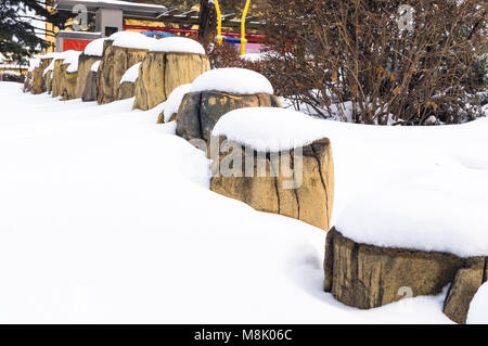 Neige sur une imitation des souches de bois. Bienvenue hiver Banque D'Images