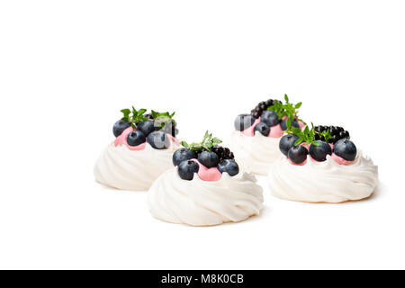 Mini Pavlova nids de meringue aux fruits rouges et de thym isolated on white Banque D'Images