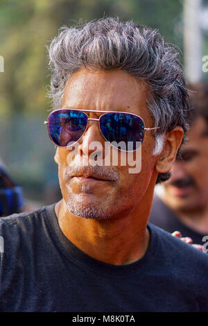 Kolkata, Inde. 18 Mar, 2018. Milind Soman, mannequin et acteur prend part à Pinkathon avec Saree femmes participant. Credit : Saikat Paul/Pacific Press/Alamy Live News Banque D'Images