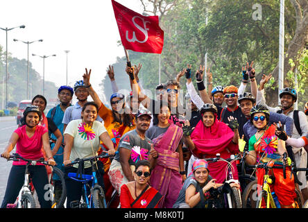 Kolkata, Inde. 18 Mar, 2018. Milind Soman, mannequin et acteur (au centre) participe à Pinkathon avec Saree femmes participant. Credit : Saikat Paul/Pacific Press/Alamy Live News Banque D'Images