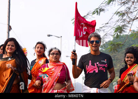 Kolkata, Inde. 18 Mar, 2018. Milind Soman, mannequin et acteur (deuxième à droite) prend part à Pinkathon avec Saree femmes participant. Credit : Saikat Paul/Pacific Press/Alamy Live News Banque D'Images