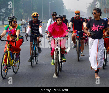 Kolkata, Inde. 18 Mar, 2018. Milind Soman, acteur et modèle (à droite) prend part à Pinkathon avec Saree femmes participant. Credit : Saikat Paul/Pacific Press/Alamy Live News Banque D'Images