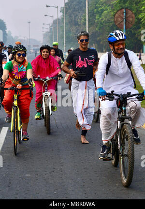 Kolkata, Inde. 18 Mar, 2018. Milind Soman, mannequin et acteur (au centre) participe à Pinkathon avec Saree femmes participant. Credit : Saikat Paul/Pacific Press/Alamy Live News Banque D'Images