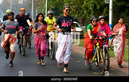 Kolkata, Inde. 18 Mar, 2018. Milind Soman, mannequin et acteur (au centre) participe à Pinkathon avec Saree femmes participant. Credit : Saikat Paul/Pacific Press/Alamy Live News Banque D'Images