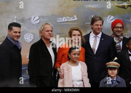 Berlin, Allemagne. 18 Mar, 2018. Berlin : la première mondiale de 'Jim Knopf et Luc le conducteur de locomotive' en face du centre Sony sur la Potsdamer Platz. La photo montre l'acteur Rick Kavanian, Uwe Ochsenknecht, Henning Baumann, Annette Frier, Leighanne, Esperanzate Gordon Salomon, Christoph Maria Herbst, Milan Peschel, Eden Gough et Dennise Gansel sur le tapis rouge. Credit : Simone Kuhlmey/Pacific Press/Alamy Live News Banque D'Images