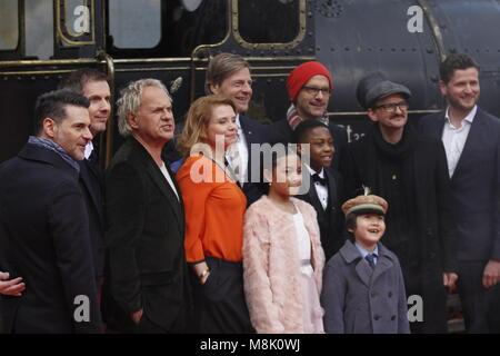 Berlin, Allemagne. 18 Mar, 2018. Berlin : la première mondiale de 'Jim Knopf et Luc le conducteur de locomotive' en face du centre Sony sur la Potsdamer Platz. La photo montre l'acteur Rick Kavanian, Uwe Ochsenknecht, Henning Baumann, Annette Frier, Leighanne, Esperanzate Gordon Salomon, Christoph Maria Herbst, Milan Peschel, Eden Gough et Dennise Gansel sur le tapis rouge. Credit : Simone Kuhlmey/Pacific Press/Alamy Live News Banque D'Images