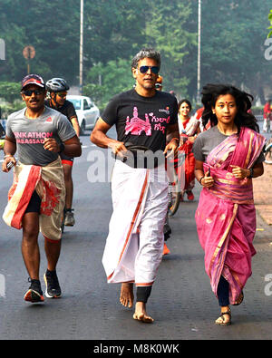 Kolkata, Inde. 18 Mar, 2018. Milind Soman, mannequin et acteur (au centre) participe à Pinkathon avec Saree femmes participant. Credit : Saikat Paul/Pacific Press/Alamy Live News Banque D'Images