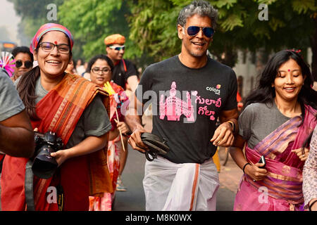 Kolkata, Inde. 18 Mar, 2018. Milind Soman, mannequin et acteur (au centre) participe à Pinkathon avec Saree femmes participant. Credit : Saikat Paul/Pacific Press/Alamy Live News Banque D'Images