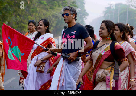 Kolkata, Inde. 18 Mar, 2018. Milind Soman, mannequin et acteur (au centre) participe à Pinkathon avec Saree femmes participant. Credit : Saikat Paul/Pacific Press/Alamy Live News Banque D'Images