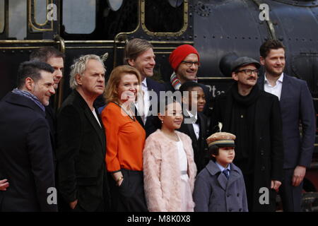 Berlin, Allemagne. 18 Mar, 2018. Berlin : la première mondiale de 'Jim Knopf et Luc le conducteur de locomotive' en face du centre Sony sur la Potsdamer Platz. La photo montre l'acteur Rick Kavanian, Uwe Ochsenknecht, Henning Baumann, Annette Frier, Leighanne, Esperanzate Gordon Salomon, Christoph Maria Herbst, Milan Peschel, Eden Gough et Dennise Gansel sur le tapis rouge. Credit : Simone Kuhlmey/Pacific Press/Alamy Live News Banque D'Images