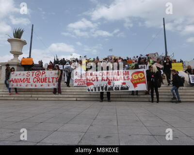 Athènes, Grèce. 18 Mar, 2018. Des bannières en attente des manifestants de la place Syntagma. Les défenseurs des droits des animaux démontrent à Athènes une demanading à arrêter la cruauté envers les animaux par l'arrêt de la chasse, de la pêche et les abattre pour leur viande. Crédit : George/Panagakis Pacific Press/Alamy Live News Banque D'Images