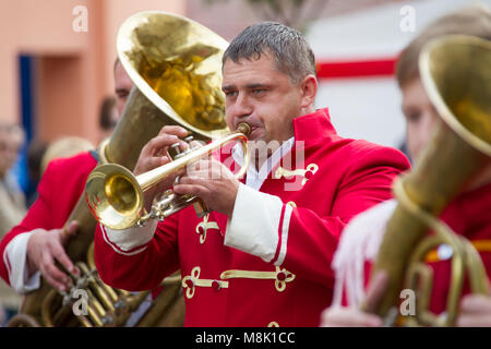 Biélorussie, Minsk, le 16 septembre 2017. La célébration de la journée de la ville.Le musicien joue sur la trompette. Un homme participe à un orchestre. Le trompettiste blo Banque D'Images