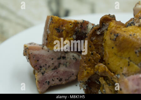 Les filets de saumon. Saumon grillé aux herbes, des graines de sésame sur décoration vintage casserole ou black slate board. poisson rôti sur une vieille table en bois.Studio shot Banque D'Images