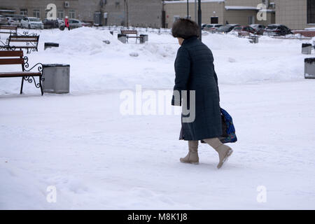 Portrait de femme mature en manteau et chapeau de fourrure Banque D'Images