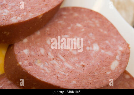 L'usine de conditionnement de viande la production de saucisses saucisses saucisse de viande de porc Viande farcissure prг©parent os os de boeuf de boucherie production saindoux cuisse de porc couper la viande Banque D'Images