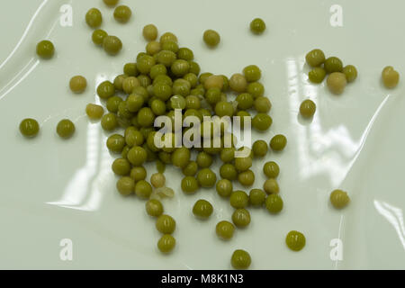 Pois verts séchés graines sac peau shell Banque D'Images