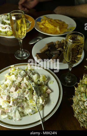 Nouvel An Noël traditionnel et salade en vacances, sur une assiette, l'hiver, le Nouvel An et la vie toujours avec du champagne et des bougies, le vieux fond de bois, la rouille Banque D'Images