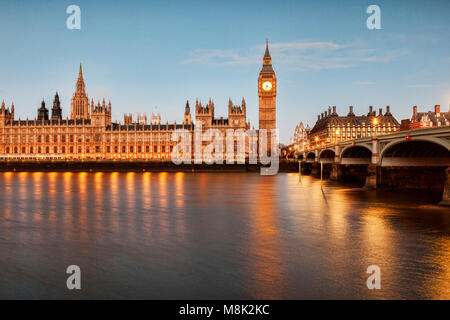 Big Ben, le Palais de Westminster et le pont de Westminster, reflétant dans la Tamise. Banque D'Images