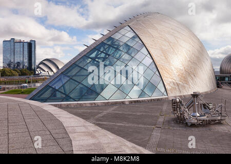 Centre des sciences de Glasgow, Glagow, Ecosse, Royaume-Uni. Dans l'arrière-plan sont l'hôtel Crowne Plaza et le SECC. Banque D'Images