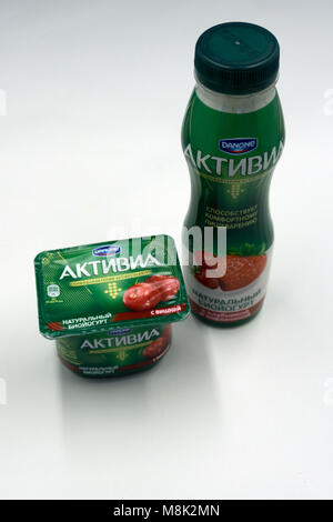 La Russie Berezniki 22 Février 2018 : une bouteille de boisson probiotique Activia saveur fraise banane. Banque D'Images