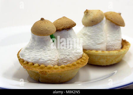 Panier gâteau aux champignons. Champignons gâteau crème blanc sur plaque blanche. Des cookies en forme de champignon. Gâteau sucré panier boulangerie aux champignons Banque D'Images