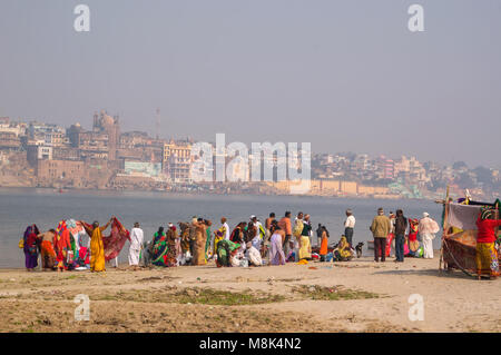 VARANASI, Inde. 28 février 2017 : les femmes - les femmes indiennes se laver et se baigner sur la rive opposée du Gange de Varanasi. Banque D'Images