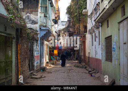 VARANASI, Inde. 28 février 2017 : Le vendeur vend des légumes et fruits de charrettes dans les rues étroites de l'ancienne ville indienne de Varanasi Banque D'Images