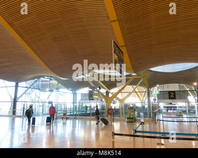 Madrid, Espagne - 27 janvier 2018 : l'intérieur de l'aéroport de Barajas à Madrid, Espagne. L'intérieur de la borne 4, conçu par Antonio Lamela et Richard Rogers Banque D'Images